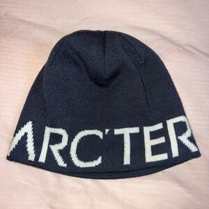 arcteryx hat in dark blue
